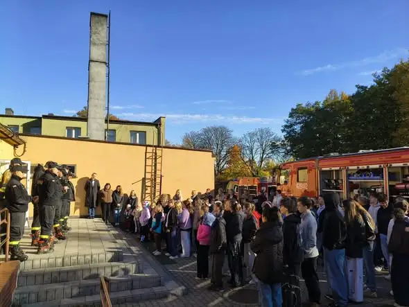 Strażacy z OSP Debrzno uczyli dzieci w Myśligoszczy, jak reagować w sytuacjach zagrożenia