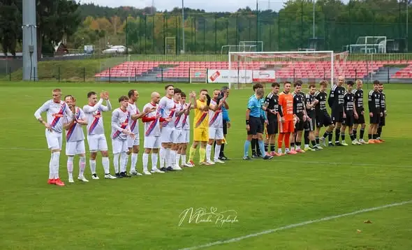 Bytovia II Bytów przegrywa z MKS Debrzno 0:3. Dublet Huberta Lange