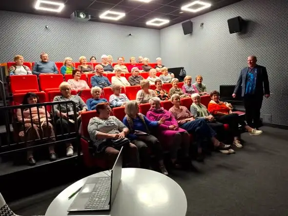 Seniorzy z gminy Przechlewo spotkali się nad jeziorem – historia i muzyka