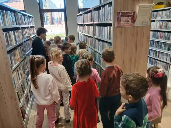 Przedszkolaki „Sówki” odkrywały tajniki biblioteki w Przechlewie