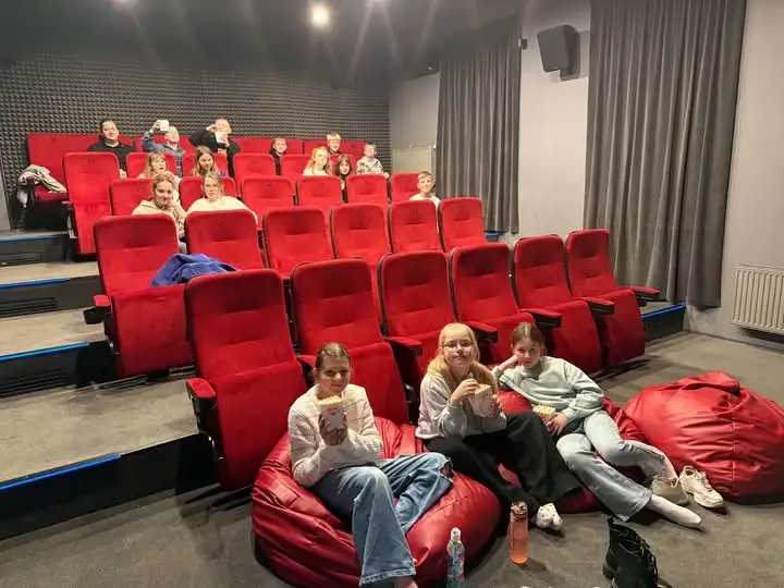 Uczniowie klasy 5C z Debrzna odkrywali wartości w kinie